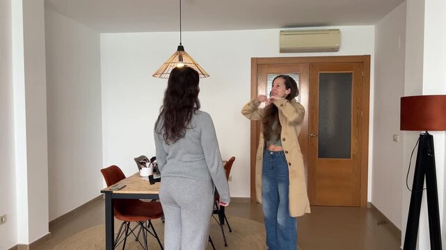 Amiga se pone el abrigo, abraza a influencer y ambas van a la puerta