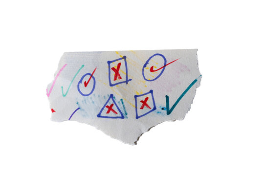 Papel rasgado con iconos dibujados a mano de verificaci&oacute;n y error sobre fondo negro