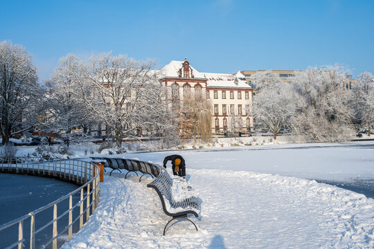 Blick &uuml;ber den zugefrorenen und eingeschneiten Kleinen Kiel im an einem kalten Dezembertag