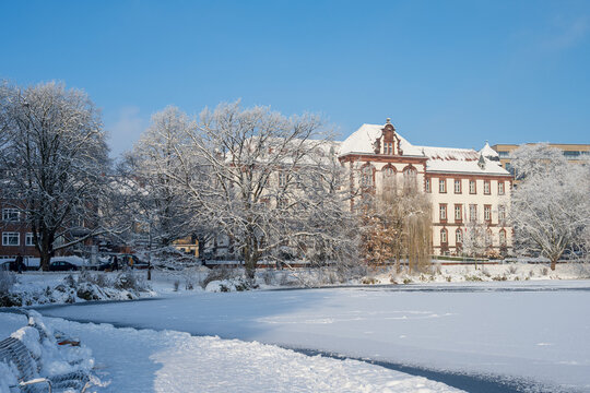 Der verschneite Hiroshimapark am Kleinen Kiel in der Kieler Innenstadt mit Blick auf das Justizministerium