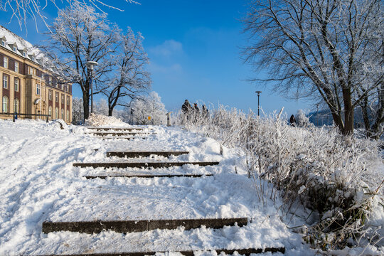 Eingeschneite Treppe am Seeufer des Kleinen Kiels das Geb&auml;ude der F&ouml;rdesparkasse im Hintergrund