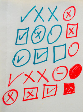 Iconos dibujados a mano de verificaci&oacute;n y error en colores rojo y azul sobre papel