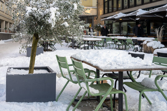 Eingeschneite Au&szlig;engastronomie in der Kieler City nach einem Schneefall