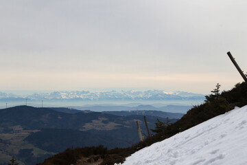 Blick vom Belchen im Schwarzwald auf die Alpen im Winter