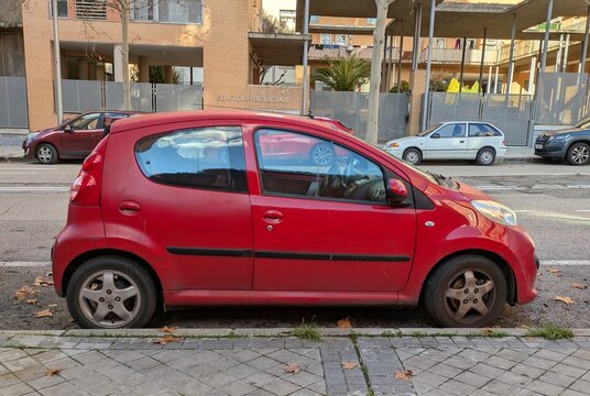Vista lateral de un autom&oacute;vil Peugeot 107 aparcado en una calle de Madrid, Espa&ntilde;a, 18 de enero de 2026
