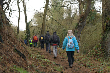 Randonneurs seniors le long du Jaudy - Plougrescant Bretagne