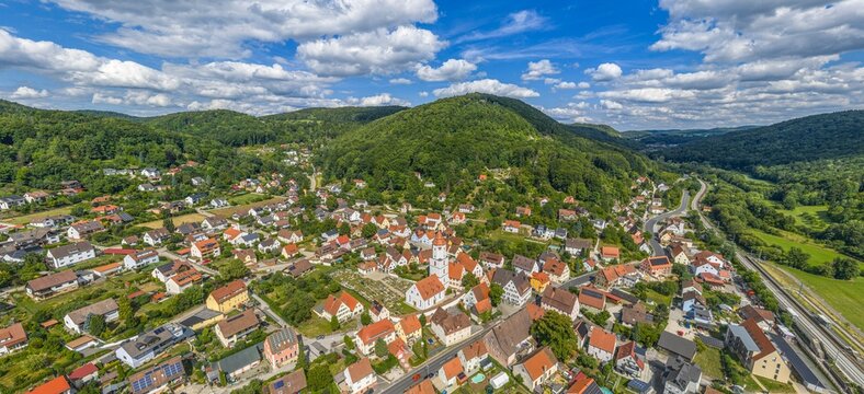Die idyllische Juralandschaft bei Pommelsbrunn im N&uuml;rnberger Land aus der Vogelperspektive
