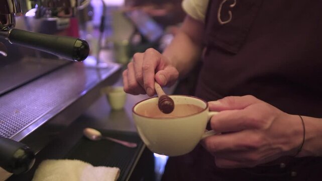 preparaci&oacute;n de un clasico chocolate mexicano con molinillo