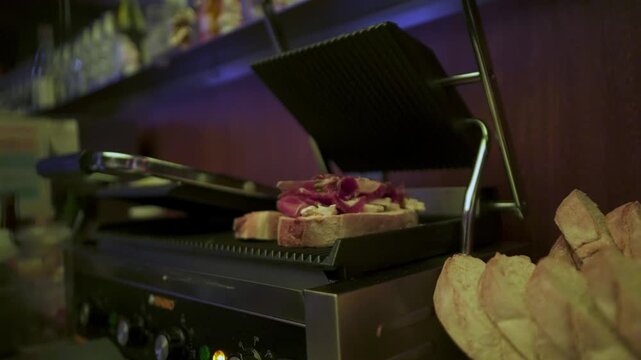 acercamiento de la colocaci&oacute;n de jam&oacute;n serrano en un panini