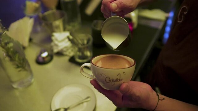 decoraci&oacute;n ded un caf&eacute; latte por las manos de un barista en cdmx