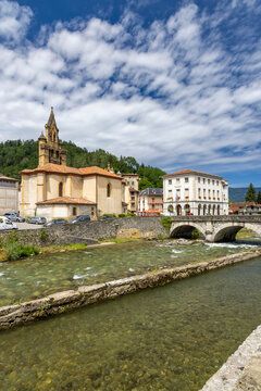 Seix village showing Eglise Saint Pierre and Pont Vieux over Salat river