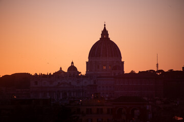 Obraz premium The silhouette of St. Peter’s at dusk, where Rome fades into shadows and eternity quietly appears.