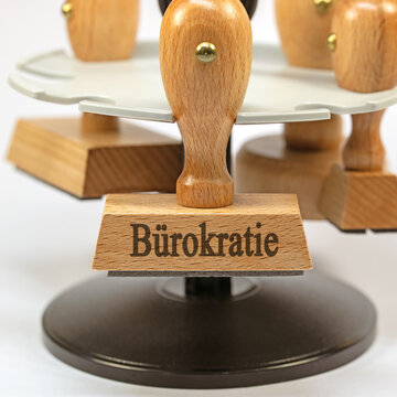 Holzstempel mit dem Aufdruck B&uuml;rokratie