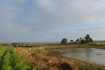 Randonneurs seniors le long du Jaudy - Plougrescant Bretagne