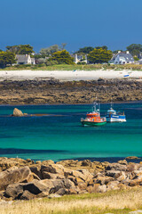 Obraz premium Boating on turquoise water with traditional houses in Landunvez, Brittany