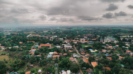 Obraz premium Aerial High-Angle View of a Lush Tropical Suburban Town Under a Cloudy Sky in Ilagan City, Isabela, Philippines
