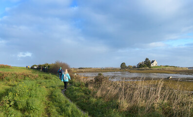 Randonneurs seniors le long du Jaudy - Plougrescant Bretagne