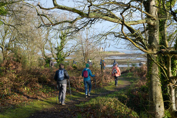Randonneurs seniors le long du Jaudy - Plougrescant Bretagne