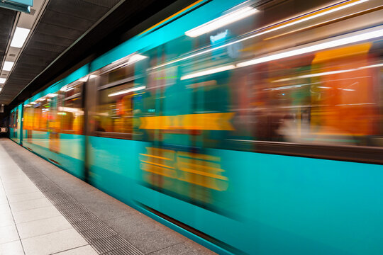 U-Bahn, S-Bahn. Schnelle Einfahrt in den Bahnhof in Frankfurt am Main: Dynamische Bewegungsunsch&auml;rfe