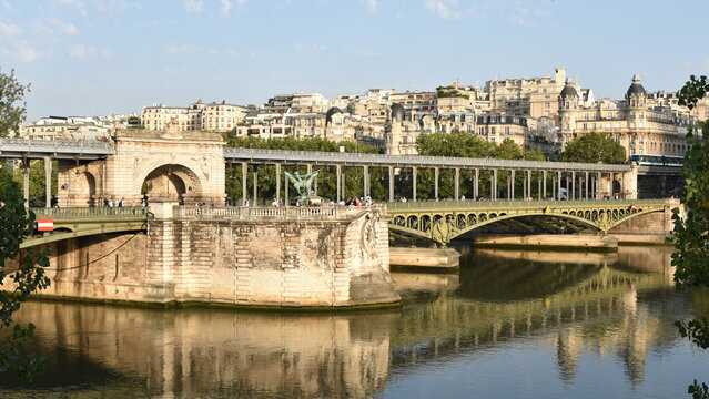 Pont dee Bir-Hakeim (Bir-Hakeim Bridge) over the Seine River in Paris, France