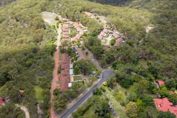 Obraz premium Drone aerial photograph of the Waratah Retirement Village located in a vibrant forest region in the town of Springwood in the Blue Mountains in New South Wales, Australia