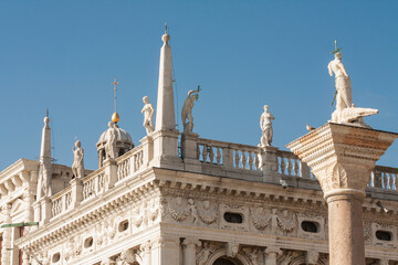 Obraz premium Column of Saint Theodorand detail of library Marchiala on San Marco square in Venice