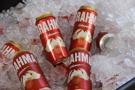 Cerveja Brahma no gelo.