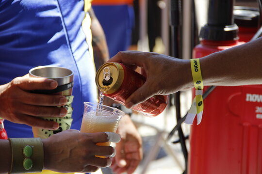 Cerveja Brahma em copo Stanley - Carnaval - AMBEV.