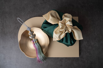 한국 명절 설날, 추석 선물 녹색 보자기와 놋그릇 배경화면	
