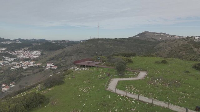Miradouro nas portas de Lisboa perto de Lousa em Loures.
Vista das montanhas e moinhos de vento