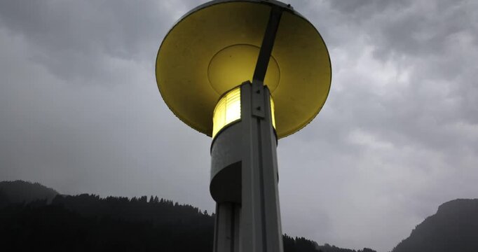 Foco encendido y lluvia cayendo. Ma&ntilde;ana lluviosa en hermoso pueblo austriaco, monta&ntilde;as verdes, tranquilidad y paz. Austria.