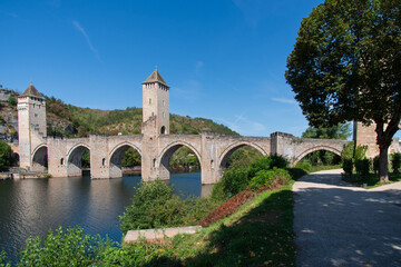 Naklejka premium Valentré Bridge in Cahors crossing the Lot River, medieval architecture in France
