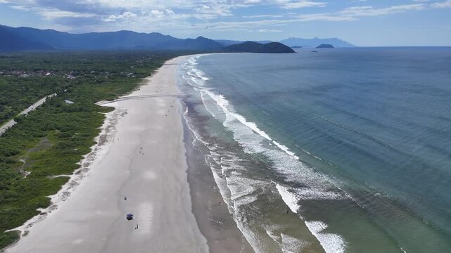 Vis&atilde;o a&eacute;rea da Praia de Boraceia mostrando a integra&ccedil;&atilde;o entre natureza preservada, &aacute;rea residencial e o mar do litoral norte paulista.