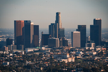 Obraz premium Los Angeles skyline with diverse architecture under a clear sky at golden hour