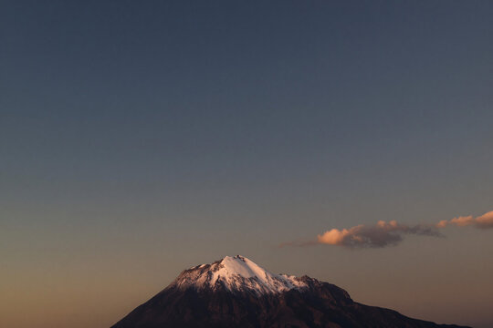 El volc&aacute;n Tungurahua visto desde Riobamba