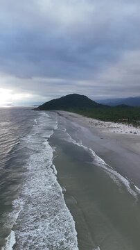 Vista a&eacute;rea da Praia de Boraceia evidenciando a longa extens&atilde;o de areia, o mar calmo e o desenvolvimento urbano ao longo da orla de Bertioga.