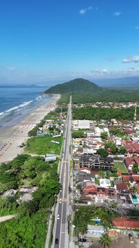Imagem a&eacute;rea da regi&atilde;o residencial de Boraceia, em Bertioga, com &aacute;rea urbana junto ao litoral e acesso direto &agrave; praia, t&iacute;pica ocupa&ccedil;&atilde;o tur&iacute;stica do litoral norte de S&atilde;o Paulo.
