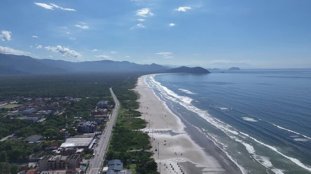 Praia de Boraceia, em Bertioga SP, evidenciando o encontro do oceano com a faixa de areia e o cen&aacute;rio t&iacute;pico do litoral paulista.