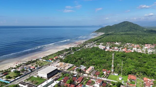 Imagem a&eacute;rea de praia com mar calmo, ondas e extensa faixa de areia em paisagem tropical do litoral brasileiro
