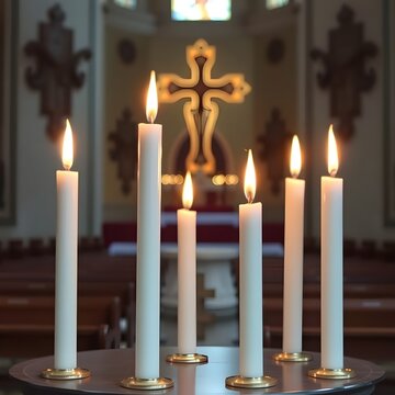Velas encendidas dentro de una iglesia.
