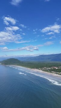 Vista a&eacute;rea vertical da Praia de Boraceia com mar aberto, areia clara e bairro residencial acompanhando a linha costeira no munic&iacute;pio de Bertioga.