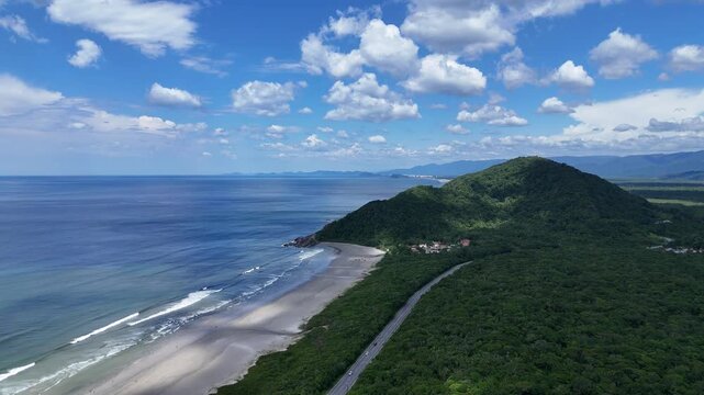 Praia de Boraceia, em Bertioga, revelando a orla, a vegeta&ccedil;&atilde;o costeira e a ampla faixa de areia que caracteriza o litoral norte de S&atilde;o Paulo.