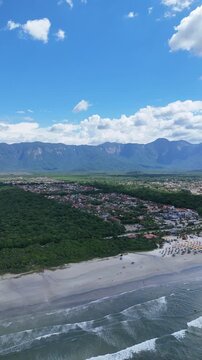 Vista a&eacute;rea do condom&iacute;nio Morada da Praia em Boraceia, Bertioga, com casas pr&oacute;ximas ao mar e vegeta&ccedil;&atilde;o ao redor, destacando urbaniza&ccedil;&atilde;o e turismo no litoral norte
