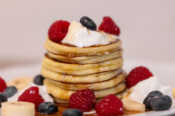 Pancakes mit Fr&uuml;chten und Ahorn Sirup