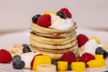 Pancakes mit Fr&uuml;chten und Ahorn Sirup