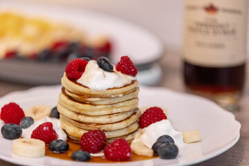 Pancakes mit Fr&uuml;chten und Ahorn Sirup