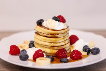 Pancakes mit Fr&uuml;chten und Ahorn Sirup