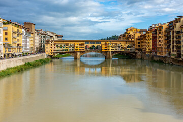 Fototapeta premium Ponte Vecchio bridge over Arno river in Florence, Italy