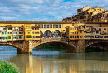 Fototapeta premium Ponte Vecchio bridge over Arno river in Florence, Italy