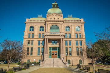 Fototapeta premium Front Entrance of Courthouse Building in Historic City of Fort Worth Texas With Front Courtyard and Blue Sky